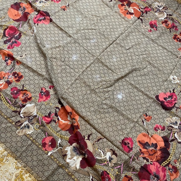 Authentic Gucci wool red and pink floral scarf shawl wrap  new condition - Picture 2 of 5